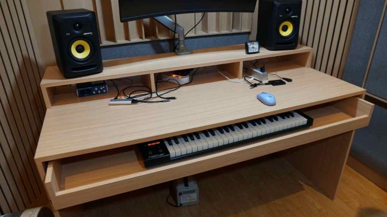 Meja Operator Studio Musik Pribadi (1)
